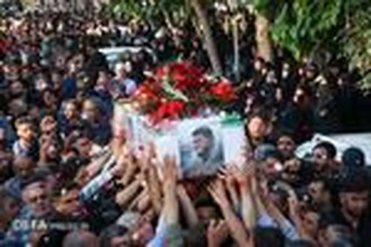 فرزندان شهید محمد براتی در کنار پیکر پدرشان/عکس