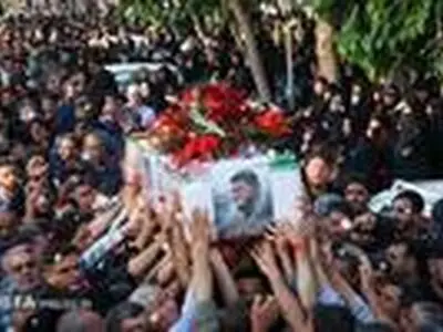 فرزندان شهید محمد براتی در کنار پیکر پدرشان/عکس