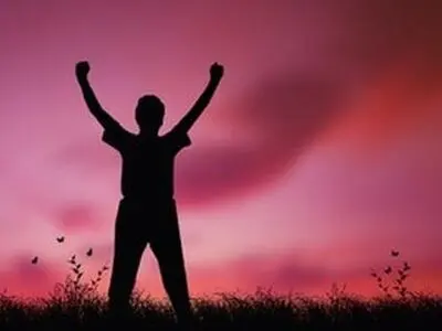 ۱۰ رفتار افرادی که عزت نفس پایینی دارند