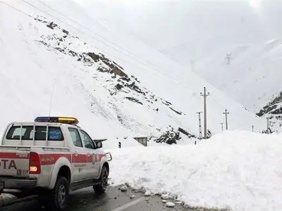 وقوع هشت مورد ریزش بهمن در محور روستایی ناریان به دیزان طالقان