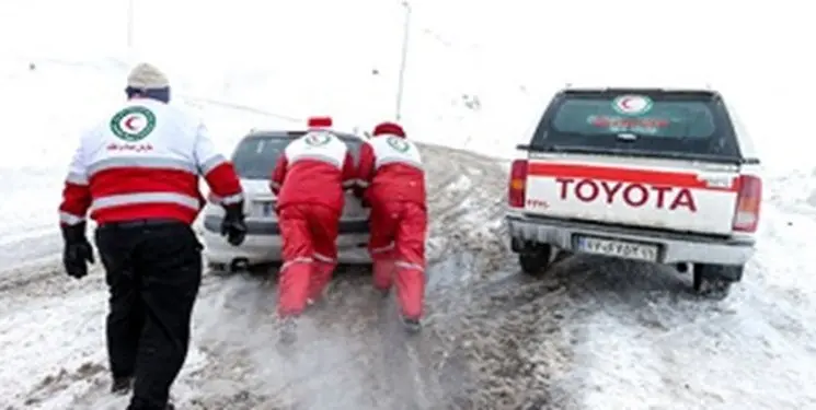 امداد رسانی به ۳۴۰ مسافر گرفتار در برف و کولاک در آذربایجان غربی