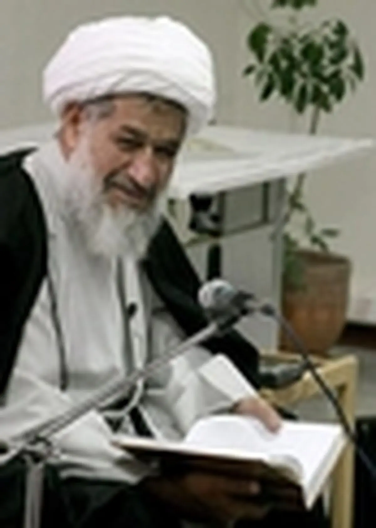 کسی که اجازه ندهد از او انتقاد شود مشرک است
