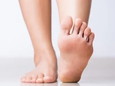 چرا نباید پابرهنه در خانه راه برویم؟