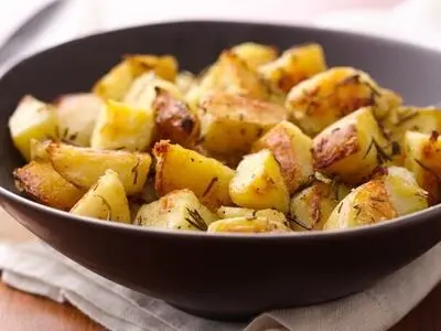 طرز تهیه سیب‌زمینی تنوری به روشی ساده در خانه