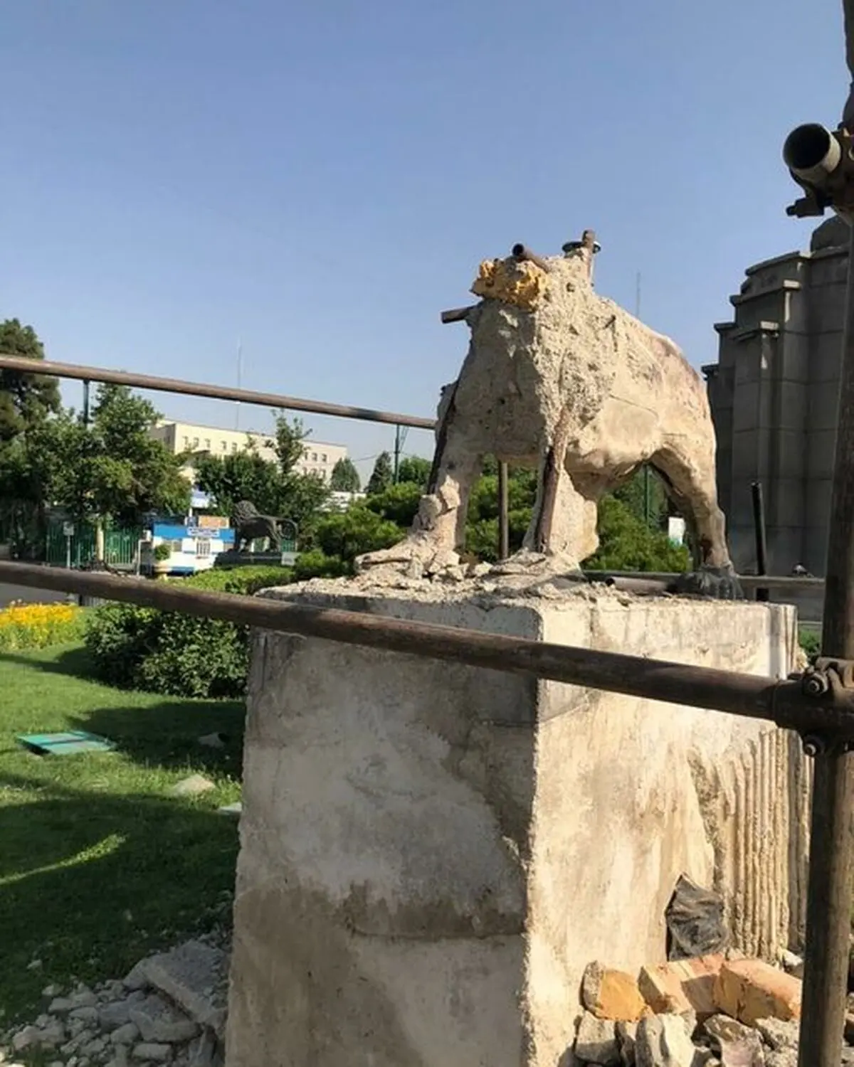 پیگیری مرمت مجسمه‌های میدان حر 