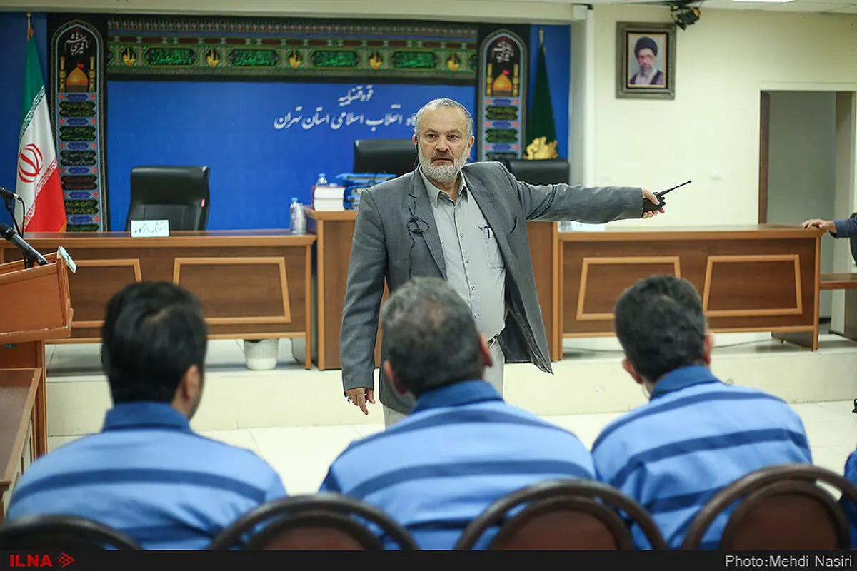 نماینده دادستان: متهمان ارزهای ثبت‌شده را به نام اقشار کم‌درآمد خریداری کرده‌اند/ متهم: بازرسان بانک مرکزی در فروش ارز مداخله می‌کردند/ وکیل: اخلالگران واقعی خریداران ارز هستند