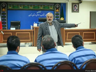 نماینده دادستان: متهمان ارزهای ثبت‌شده را به نام اقشار کم‌درآمد خریداری کرده‌اند/ متهم: بازرسان بانک مرکزی در فروش ارز مداخله می‌کردند/ وکیل: اخلالگران واقعی خریداران ارز هستند