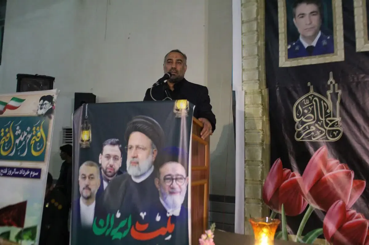 کسی که خودش را وقف مردم و اسلام کند، خداوند به او عزت می دهد