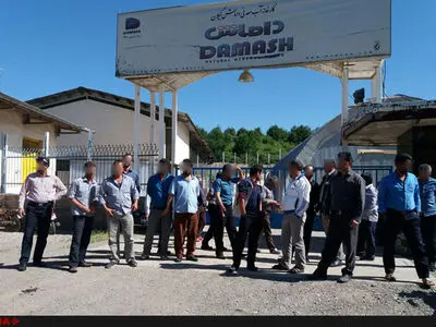 کارگران آب معدنی داماش به دنبال حل مشکلات خود در پایتخت هستند/ تجمع کارگران در مقابل بانک ملی