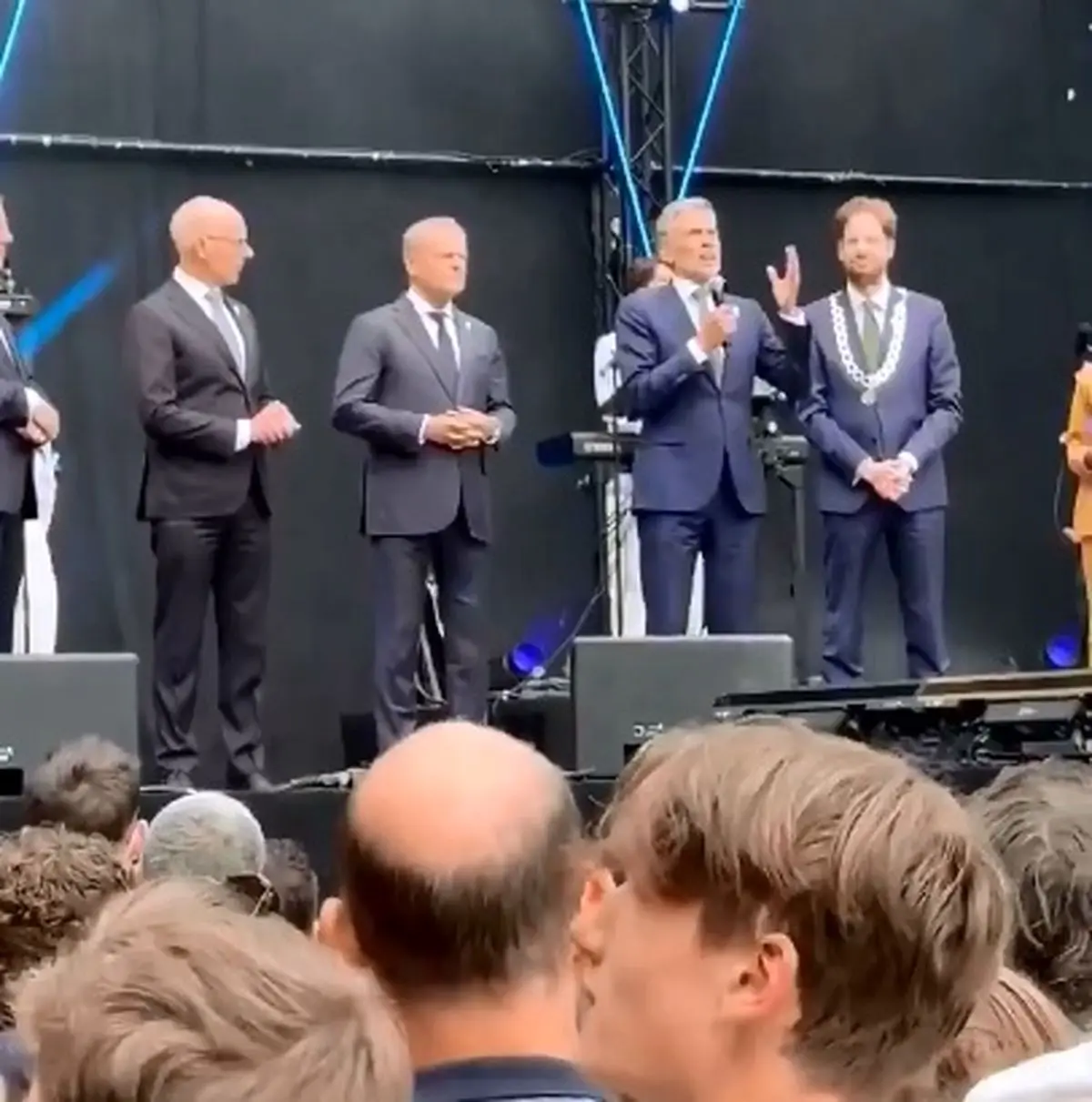 پرتاب بمب دودزا به نخستوزیران هلند و لهستان + فیلم