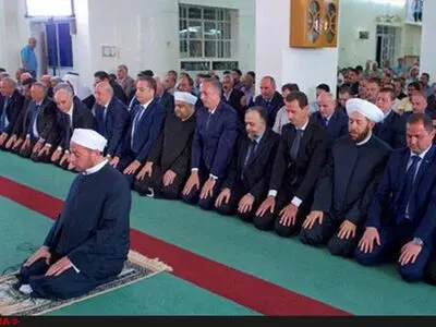 اسد نماز عید قربان را در القلمون غربی اقامه کرد