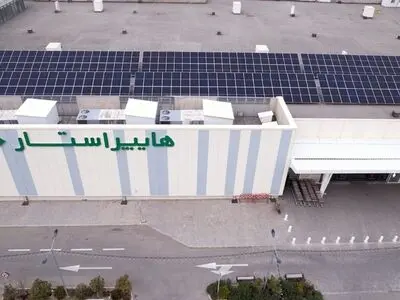 ساخت نیروگاه خورشیدی روی بام فروشگاه توسط هایپراستار