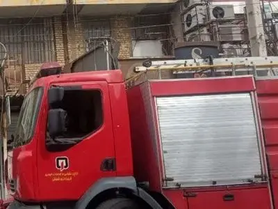 مهار سریع آتش‌سوزی یک واحد مجتمع تجاری ـ مسکونی در شوش