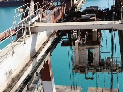 ارتقاء مکانیزم عملکرد تجهیزات بندری با اتکا به دانش بومی/ تجلی اقتصاد مقاومتی با تلاش و پشتکار ، تخصص و ابتکار