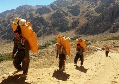سهم کولبران در مسیر اجرا گم شد/ مرزنشینان نیمی از حق خود را می‌گیرند