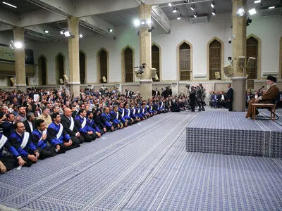 Ayatollah Khamenei met with the workers