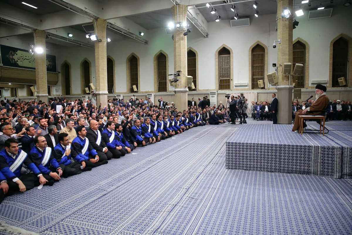 Ayatollah Khamenei met with the workers