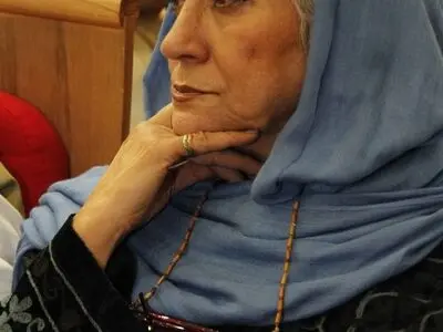 گلی امامی به شهر کتاب می‌رود