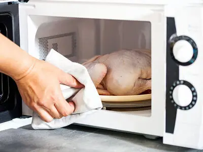 بدترین و بهترین روش باز کردن یخ گوشت و مرغ 