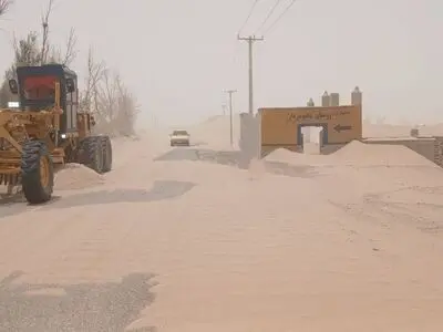جمع آوری ۵۰۰ هزار متر مکعب ماسه بادی از محورهای مواصلاتی حوزه سیستان