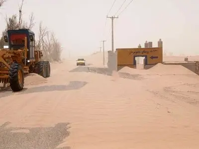 جمع آوری ۵۰۰ هزار متر مکعب ماسه بادی از محورهای مواصلاتی حوزه سیستان