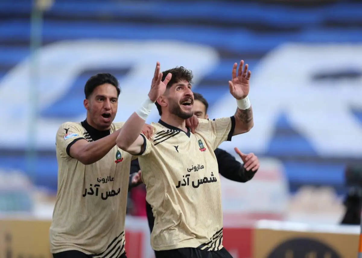 یک پرسپولیسی باانگیزه با لباس شمس آذر علیه استقلال