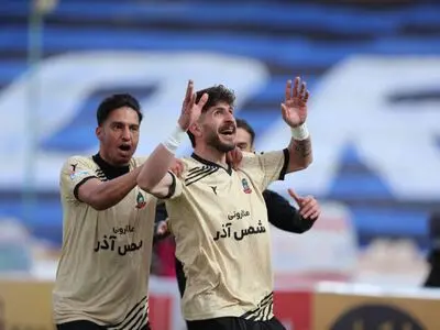 یک پرسپولیسی باانگیزه با لباس شمس آذر علیه استقلال