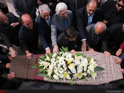 بزرگِ موسیقی ایران بدرقه شد/آوازخوانی محمد معتمدی در مراسم تشییع بزرگ لشگری+فیلم و عکس