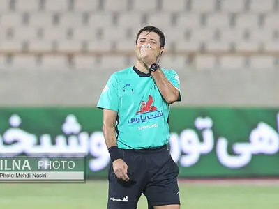 عراقی‌های بی‌جنبه با دمپایی به جان عکس فغانی افتادند!+ فیلم