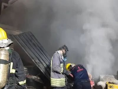 آتش‌سوزی مجتمع اطلس درگهان مهار شد/فیلم