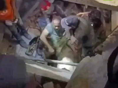 زنده ماندن زیر حجم عظیم آوار زلزله پس از ۳۰ ساعت + فیلم