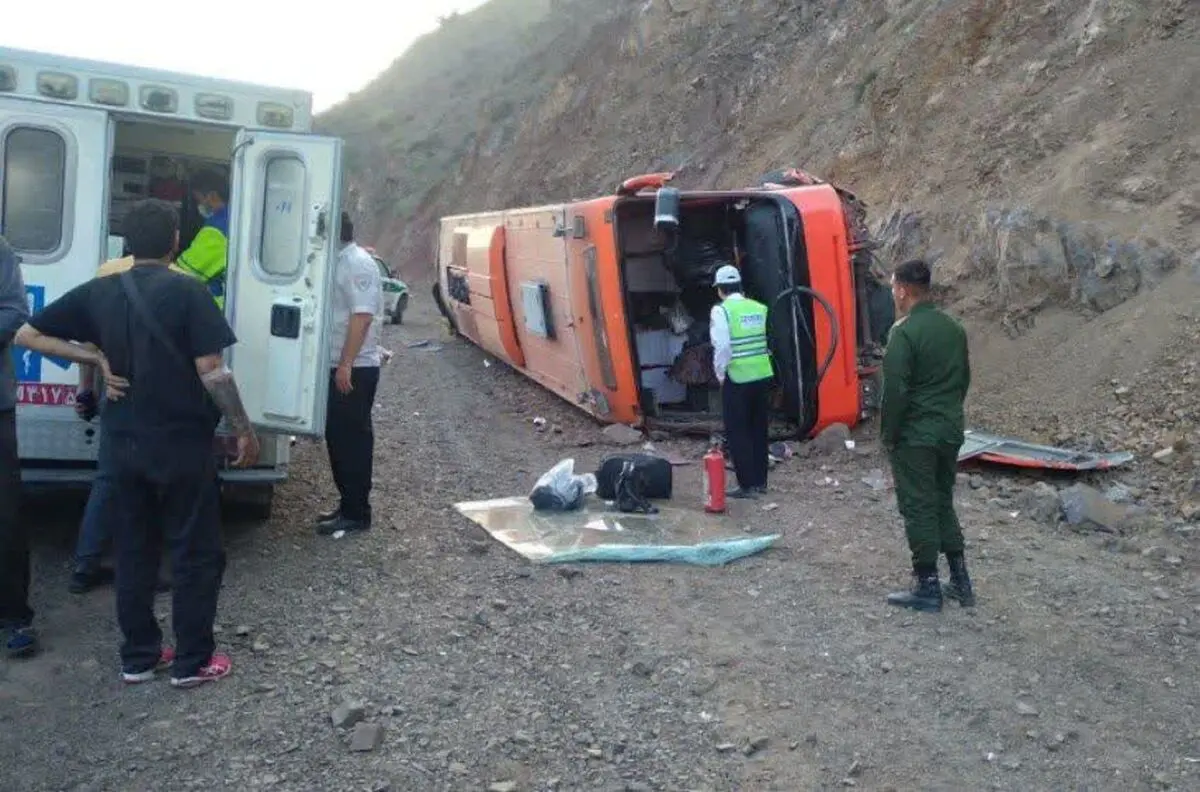 واژگونی اتوبوس بدون مسافر در محور آزادشهر به شاهرود