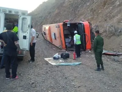 واژگونی اتوبوس بدون مسافر در محور آزادشهر به شاهرود