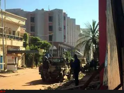 فیلم / هتل رادیسون مالی در محاصره پلیس