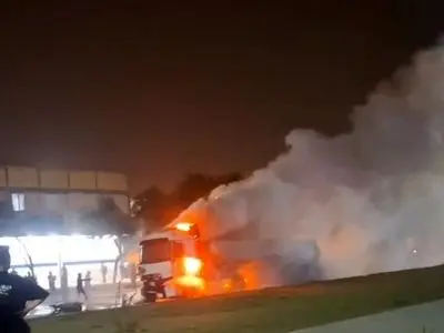 آتش‌سوزی تریلی پس از برخورد با موتورسیکلت در ورودی شوش 