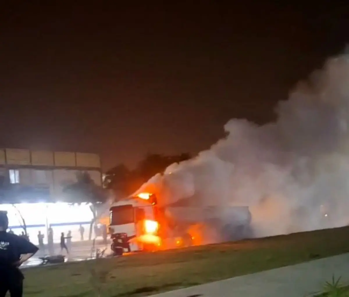 آتش‌سوزی تریلی پس از برخورد با موتورسیکلت در ورودی شوش 