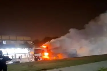 آتش‌سوزی تریلی پس از برخورد با موتورسیکلت در ورودی شوش 