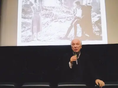 «جزیره رنگین» خسرو سینایی به لهستان رفت