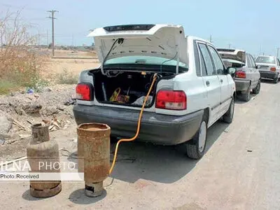 جولان بمب‌هاى متحرک درخیابان‌های شیراز/ تأمین سوخت خودرو با خطرناک‌ترین روش/ یک راننده: هفته‌ای سه بار برای زندگی‌ام  ریسک می‌کنم/ دو برابرشدن هزینه نصب مخزن ال پی جى در ماه‌های اخیر 