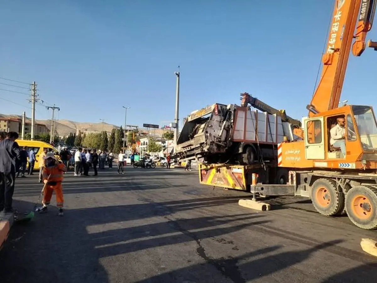 تصادف خودروی حمل پسماند با ۸ خودرو در شهر صدرا ۱۱ مصدوم برجا گذاشت
