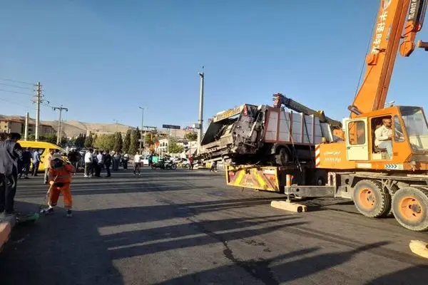 تصادف خودروی حمل پسماند با ۸ خودرو در شهر صدرا ۱۱ مصدوم برجا گذاشت