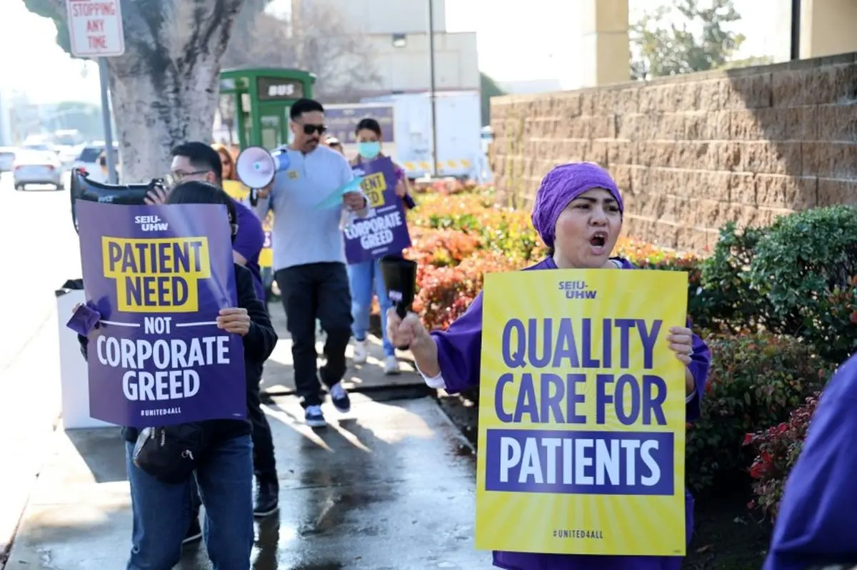 اعتراض کادر درمان ایالت کالیفرنیا به کمبود نیرو و حقوق/ کارکنان معترض اخراج می‌شوند/ بیماران ساعت‌ها در صف می‌مانند