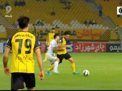صحنه مشکوک در پایان نیمه نخست دیدار سپاهان و پیکان