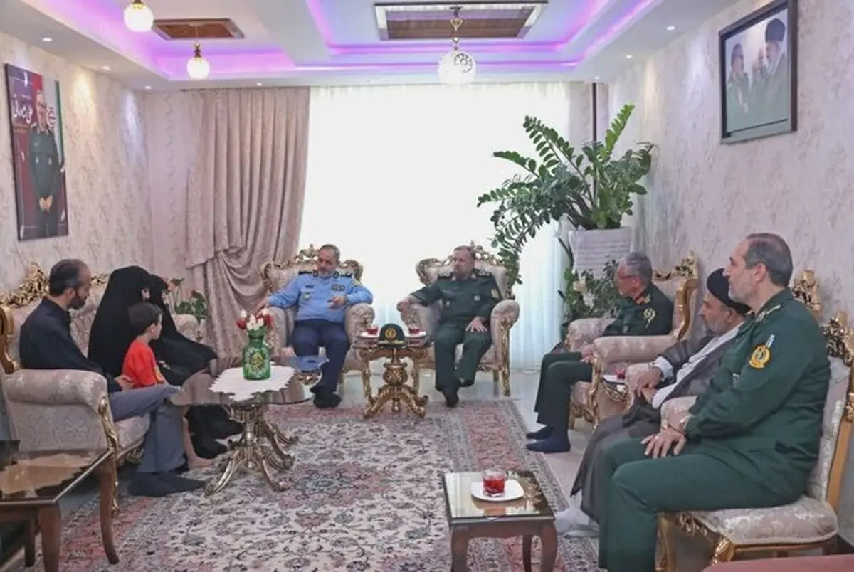 وزیر دفاع با خانواده شهید سپهبد علی شادمانی دیدار کرد