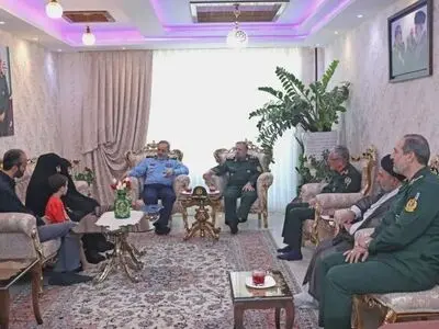 وزیر دفاع با خانواده شهید سپهبد علی شادمانی دیدار کرد