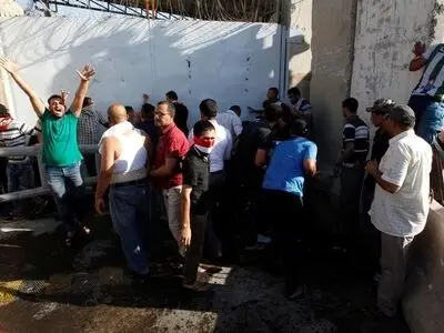 فیلم / برخورد معترضان ضد دولت و طرفداران مقتدی صدر با نیروهای عراقی در منطقه سبز بغداد