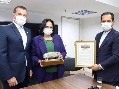 سفیر ایران منشور کوروش را به وزیر حقوق بشر برزیل اهدا کرد