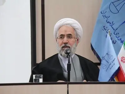 مسئولان، مراقب نفوذ و تعلیم و تربیت غربی در بین دانش آموزان و دانشجویان باشند