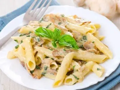 طرز تهیه پاستا با مرغ و پیازچه؛ یک غذای فوری و خوشمزه