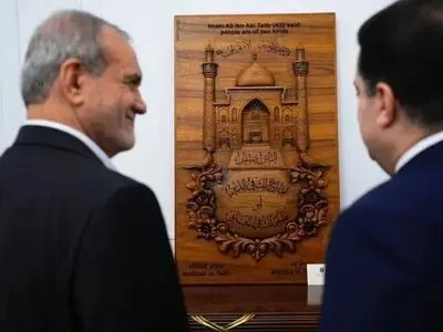 ما هو نص اللوحة التي قدمها الرئيس بزشكيان للسوداني 